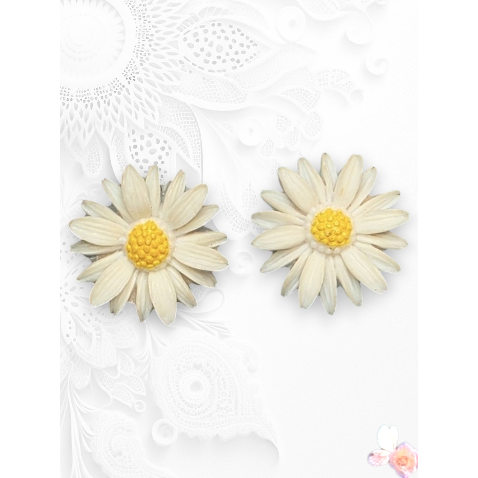 Sarah Coventry Daisy Clip On Earrings White Yellow Enamel Floral 340 58$